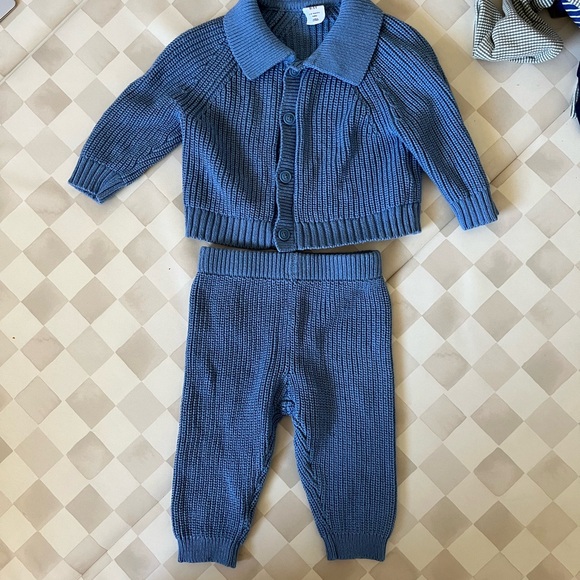 GAP Baby Sweater Set. cornflower blue Knit Baby Sweater and Pants Set - LIKE NEW - Picture 2 of 4